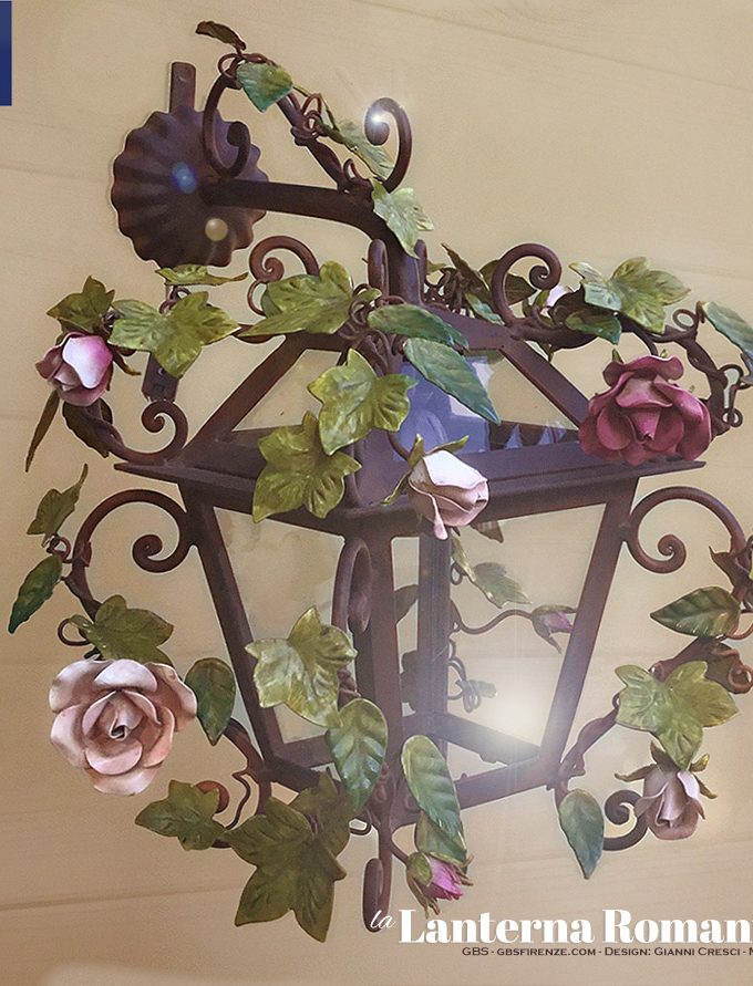 Lanterna Romantica Edera e Rose. Versione applique . Versione da parete con braccio. Ferro battuto e decorato a mano.